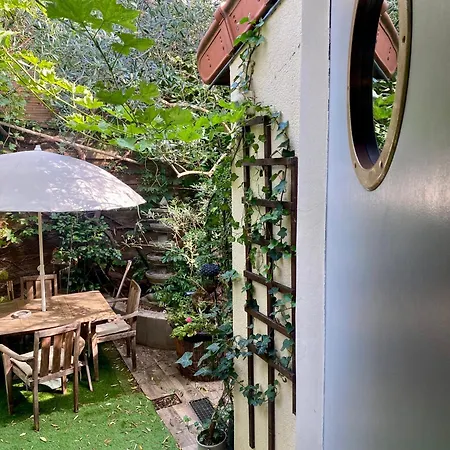 Holiday home Jolie Maison Parisienne Jardin Porte De Montreuil