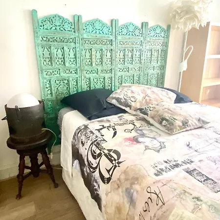 Holiday home Jolie Maison Parisienne Jardin Porte De Montreuil